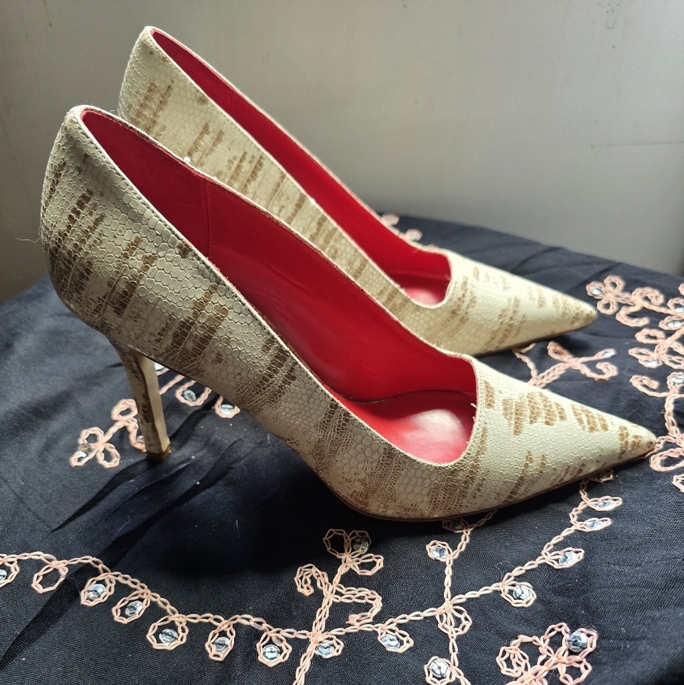 Escada Cream and Tan Heels with Textured Pointed Toe - Picture 12 of 13
